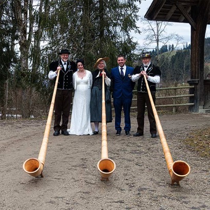 2020-01-17_Eggiwil das Alphorntrio Silberhorn an der Hochzeit von T. und M. Foto mit dem Brautpaar.